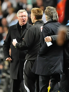 © Reuters/Nigel Roddis ManU-Coach Sir Alex Ferguson diskutiert lautstark mit dem Trainer von Manchester City Roberto Mancini