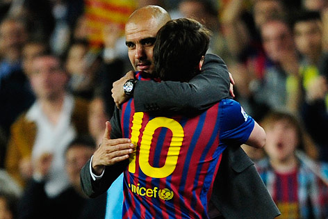 © AP/Manu Fernandez Barca-Coach Pep Guardiola umarmt Lionel Messi
