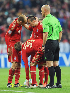© APA/EPA/Andreas Gebert Arjen Robben und Franck Ribery (Bayern München) diskutieren vor einem Freistoss