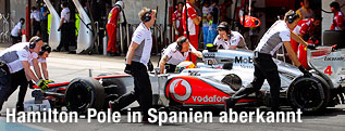 Lewis Hamilton (McLaren Mercedes) mit Mechanikern