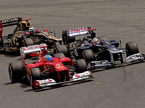 © APA/EPA/Valdrin Xhemaj Fernando Alonso (Ferrari) und Maldonado (Williams)