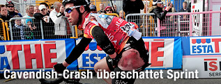 Mark Cavendish fährt nach seinem Sturz über die Ziellinie