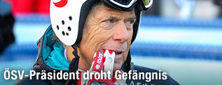 &Ouml;SV-Pr&auml;sident Peter Schr&ouml;cksnadel mit Helm und Skihandschuh im Mund