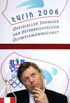 © APA/Barbara Gindl Ein nachdenklicher Peter Schröcksnadel unter einem Turin-2006-Logo