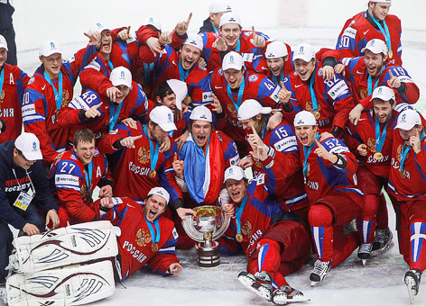 © Reuters/Grigory Dukor Russisches Eishockeyteam mit Pokal