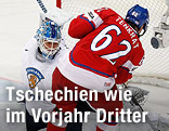 Petr Tenkrat (Tschechien) versucht Finnlands Torhüter Petri Vehanen zu überwinden