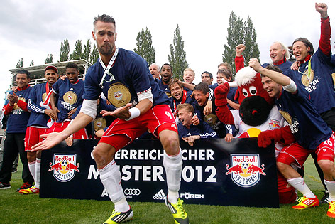 © Reuters/Lisi Niesner Stefan Maierhofer tanzt vor der feiernden Salzburg-Mannschaft