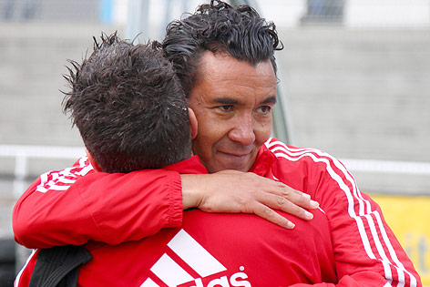 © GEPA/Christopher Kelemen Salzburg-Trainer Ricardo Moniz umarmt einen Mann aus dem Team