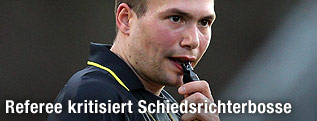 Schiedsrichter Harald Ruiss mit Pfeife im Mund
