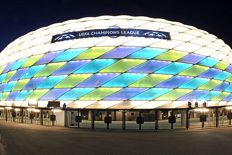 © APA/EPA/dpa/Marc Müller Beleuchtete Allianz-Arena bei Nacht mit der Aufschrift "UEFA Champions League"