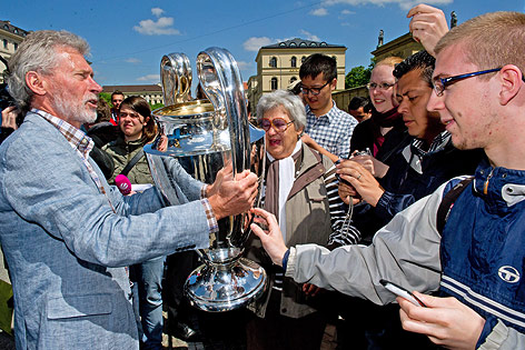 © APA/EPA/dpa/Peter Kneffel Paul Breitner zeigt Münchnern den Champions-League-Pokal