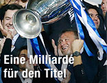 Chelsea-Besitzer Roman Abramowitsch mit dem CL-Pokal