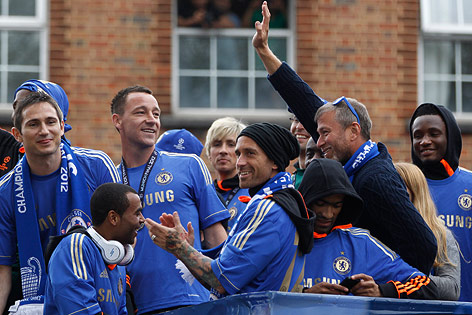 © AP/Lefteris Pitarakis Roman Abramowitsch feiert mit seinem Team bei der Chelsea-Parade in London