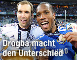 Didier Drogba (Chelsea) h&auml;lt mit Tormann Petr Cech den CL-Pokal und zeigt seine Medaille
