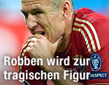 Arjen Robben (Bayern) beißt auf seine Finger