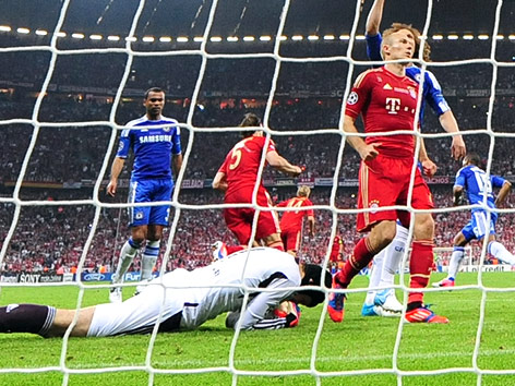 © APA/EPA/dpa/Thomas Eisenhuth Tormann Petr Cech (Chelsea) hält einen Elfmeter von Arjen Robben (Bayern)