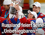 Russische Eishockey-Spieler mit Pokal