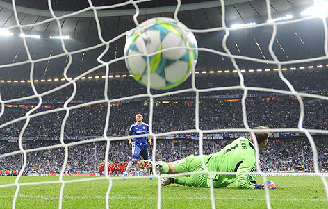© APA/dpa/Marcus Brandt Frank Lampard (Chelsea) trifft beim Elfmeter gegen Manuel Neuer (Bayern)