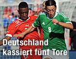 Gelson Fernandes (Schweiz) und Mesut Özil (Deutschland)