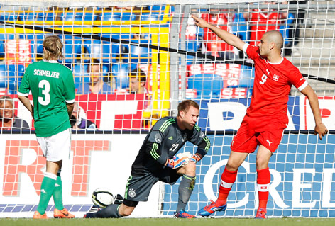 © Reuters/Michael Buholzer Eren Derdiyok (Schweiz) feiert sein Tor gegen den deutschen Tormann Marc-Andre Ter Stegen