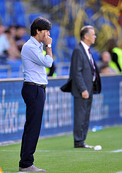 © APA/EPA/Andreas Gebert Joachim Loew (deutscher Trainer) und im Hintergrund der Trainer der Schweizer Ottmar Hitzfeld