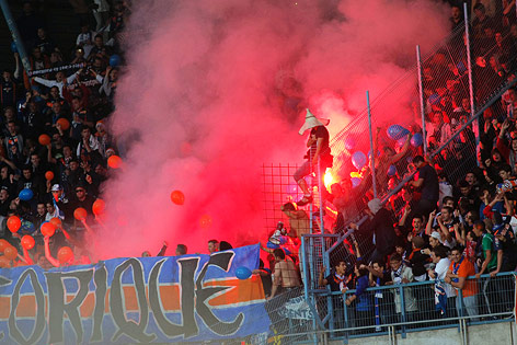 © AP/Thibault Camus Pyrotechnik in den Rängen