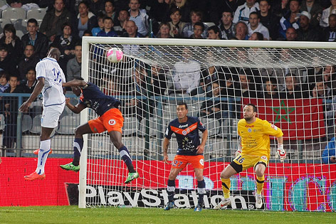 © AP/Thibault Camus Auxerre's Narcisse Kapo Obou köpfelt Ball ins Tor