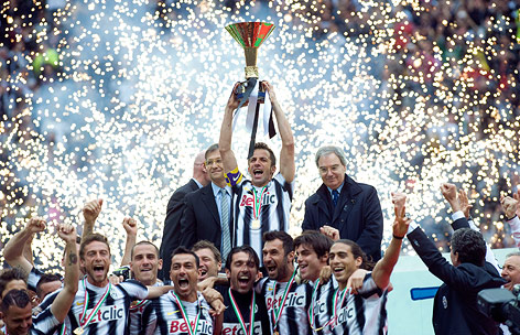 © AP/Massimo Pinca Juventus-Spieler mit dem Pokal
