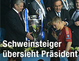 Bayerns Bastian Schweinsteiger geht mit gesenktem Kopf an Deutschlands Bundespraesident Joachim Gauck vorbei