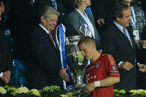 © dapd/Oliver Lang Bayerns Bastian Schweinsteiger geht mit gesenktem Kopf an Deutschlands Bundespraesident Joachim Gauck vorbei