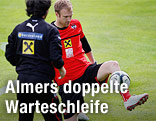 Robert Almer trainiert mit Ball