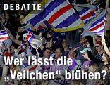 Austria-Fans mit Fahnen