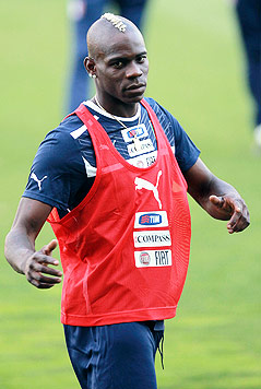 © Reuters/Giorgio Benvenuti Italiens Mario Balotelli mit ernster Miene