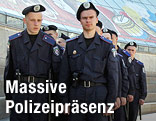 Ukrainische Polizisten stehen in einem Stadion