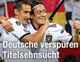 Miroslav Klose umarmt Mesut Özil