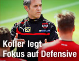 &Ouml;FB-Coach bespricht mit seiner Mannschaft im Training die Taktik