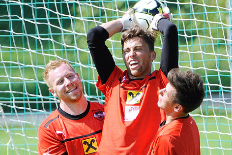 © APA/Robert Jäger Die Tormänner Lukas Königshofer, Christian Gratzei und Heinz Lindner beim Spaßen während dem Training