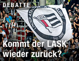LASK-Fans schwenken eine große Fahne