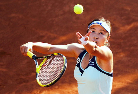 © Reuters/Gonzalo Fuentes Paszeks Gegenspielerin Shuai Zhang (China) beim Aufschlag