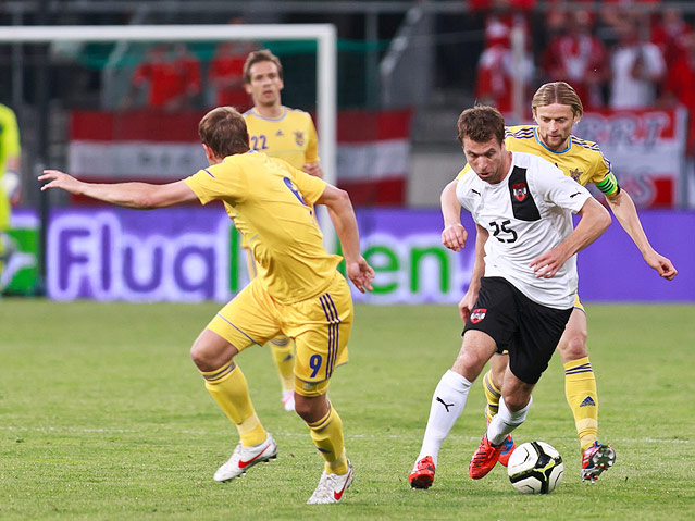 © ORF.at/Christian Öser Andreas Ivanschitz umspielt zwei Ukrainer