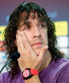 © Reuters/Albert Gea Carles Puyol hält sich eine Hand ins Gesicht