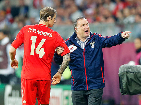 © APA/EPA/Adam Ciereszko Russlands Trainer Dick Advocaat mit Roman Pawljutschenko
