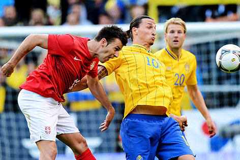 Aleksandar Lukovic (Serbien) köpfelt den Ball am Schweden Zlatan Ibrahimovic vorbei