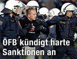 GAK-Fans und Polizei beim Platzsturm