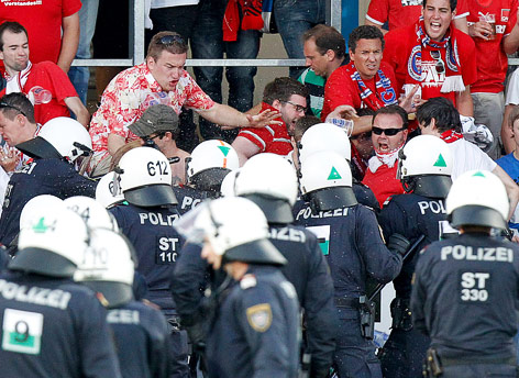 © GEPA/David Rodriguez Polizisten und Fans