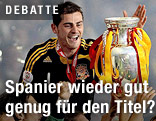 Iker Casillas (Spanien) mit EM-Pokal 2008