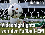 Tormann wehrt Ball ab