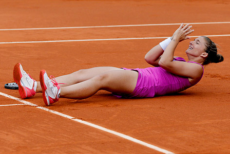 © AP/Michel Euler Sara Errani liegt im Sand und vergießt Freudentränen