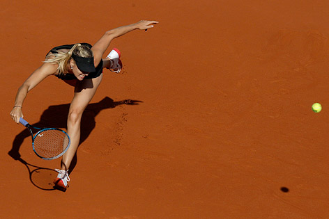 © AP/Michel Spingler Maria Scharapowa retourniert einen Ball