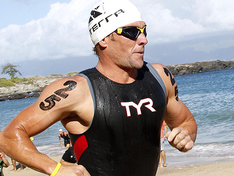 Lance Armstrong läuft bei einem Triathlon